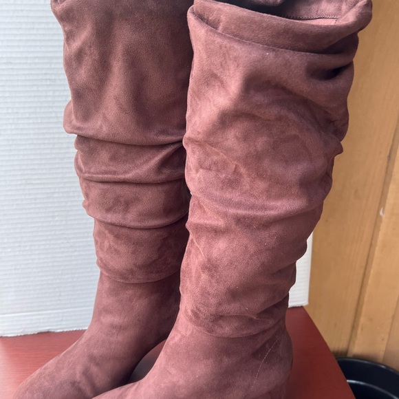 Elegant Brown Suede Knee-High Boots - Picture 4 of 5